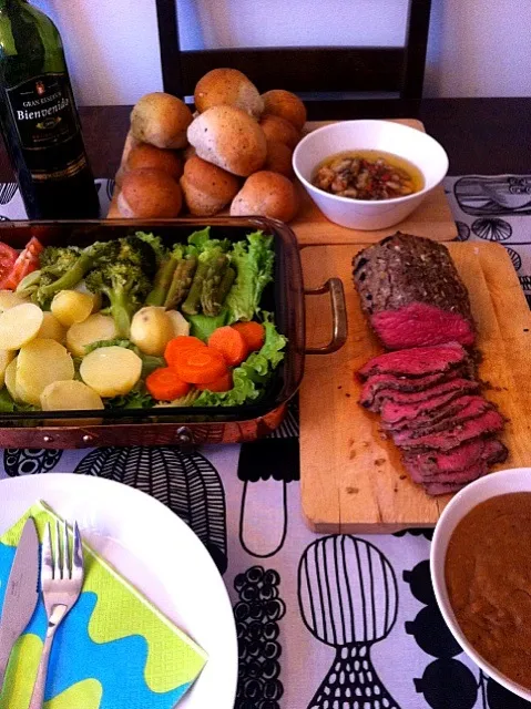 pulla, shrimp pilpil, roasted beef, steamed vegetables and Spanish red wine|keiko mashimaさん