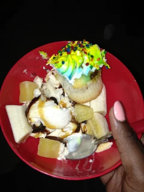 Ice cream, pineapples , bAnanas, chocolate and Carmel syrup ...|nickey featherさん