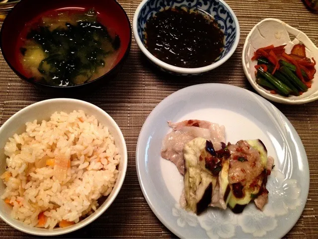 昨夜の夕飯   筍ご飯、なすと豚肉の蒸焼き梅肉ソース、もずく酢、インゲンと薩摩揚げのきんぴら、あおさ汁|ikukoさん