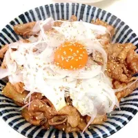 韓国風豚バラ丼新玉ねぎトッピング|大室歩さん