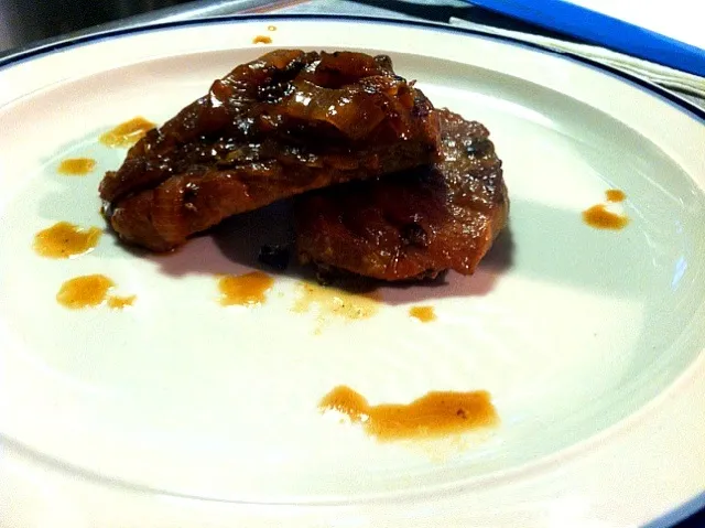 Snapdishの料理写真:Caramelized Onion and Garlic Pork Chops|Lucas Thompsonさん