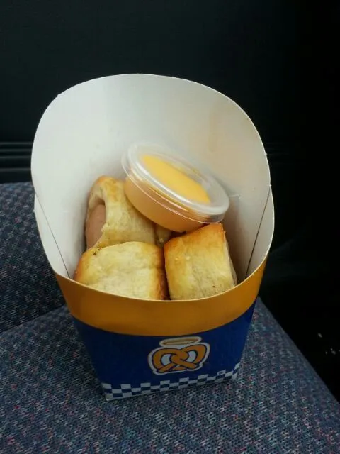 Auntie Anne's Sausage Pretzel Bites|Mrs BNazさん