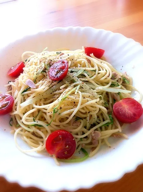 昨日のモコズキッチンのツナパスタ♫ レシピチェックしてから作れば良かった…白だし忘れてたから塩コショウの味付けに…（ ;  ; ）次は忘れませんように…  モコズキッチンhttp://chirecipe.com/category1/entry545.html|Babyelephant-Tさん