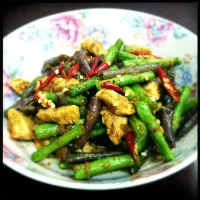 Snapdishの料理写真:Stir fried chicken breast and red curry paste with 2 color sting bean|Natch Vanさん