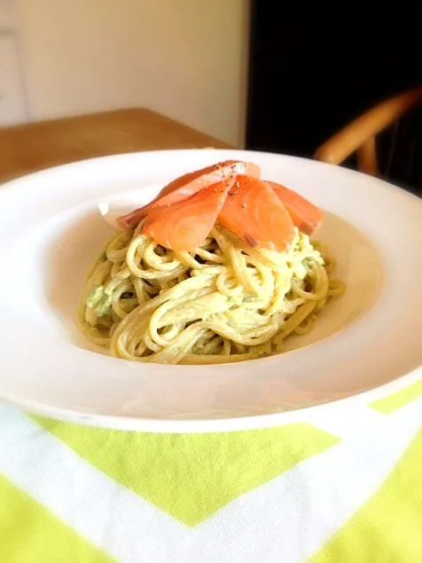 アボカドのパスタにサーモンの帽子をのせて|ひとしさん