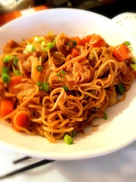 Staff lunch- stir fry with noodles and tofu! Great on a rainy day|lauren shannonさん