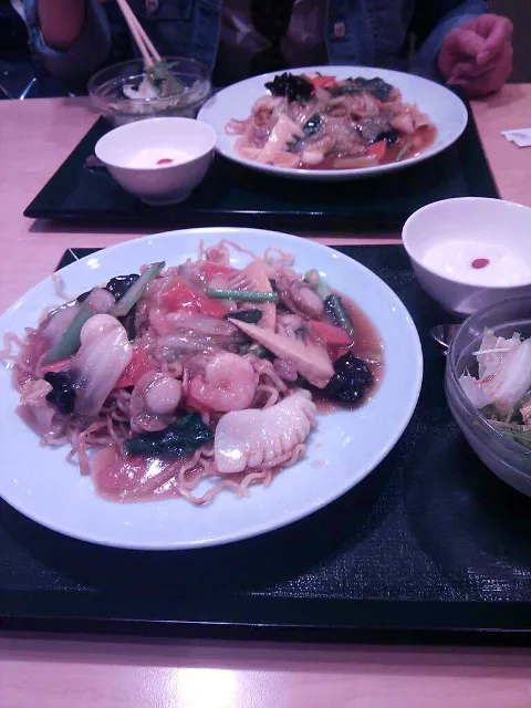 Snapdishの料理写真:seafood yakisuba〃 fav with sis n i hhmm (*^。^*)|misono pimpeさん