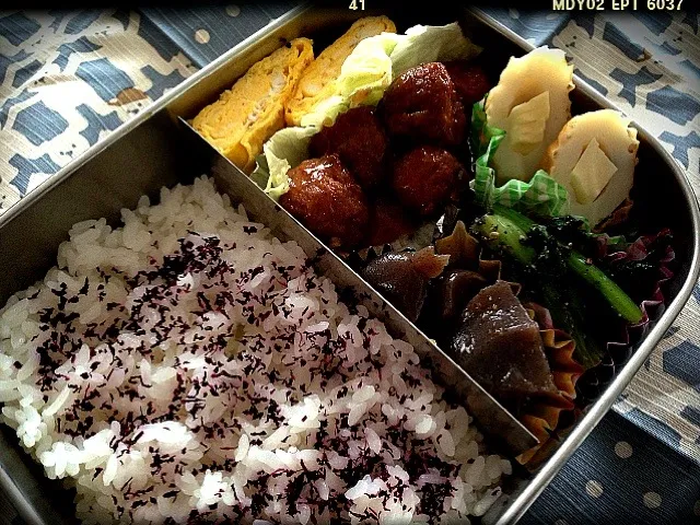 4/1 旦那様弁当 卵焼き・ミートボール・チーズちくわ・こんにゃくの炒り煮・小松菜の胡麻和え|よっしーさん