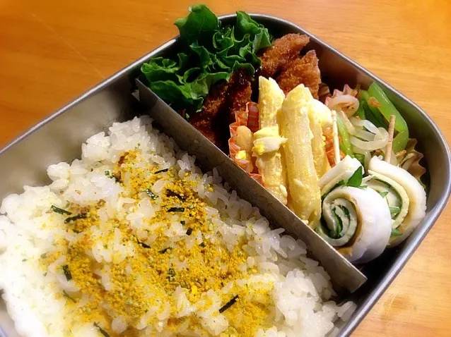 4/3 旦那様弁当 とんかつ・ゆで卵とパスタのサラダ・小松菜ともやしと桜えびのポン酢あえ・ちくわとチーズのくるくる巻き|よっしーさん