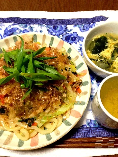 焼うどん、玉ねぎとわかめのかきたまスープ|あっこぷーさん