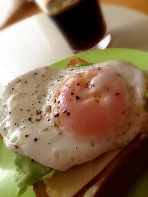 レタスチーズ目玉焼きトースト|またんさん