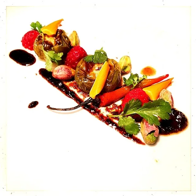 TOMATILLO. STRAWBERRY. PISTACHIO. SERRANO. CILANTRO. MOLE|GREG ARNOLDさん