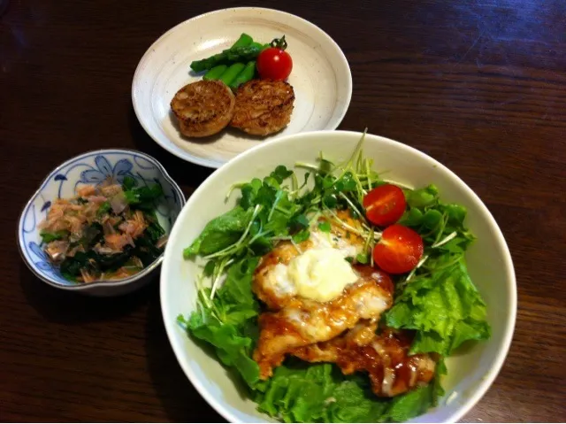 Snapdishの料理写真:チキン南蛮丼、レンコンの肉詰め、ほうれん草のおひたし|きりママさん