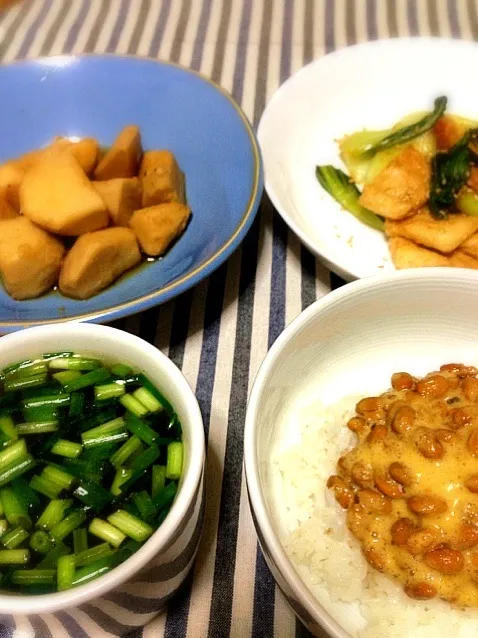 里芋の煮っころがし、青梗菜と油揚げのポン酢炒め、小葱スープ、納豆かけご飯|カザラさん