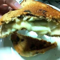 Snapdishの料理写真:raisin bread grilled cheese|Na'imah Amanullahさん