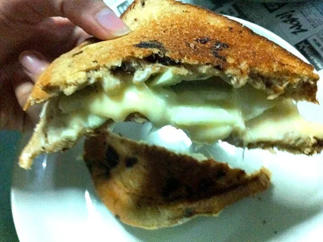 Snapdishの料理写真:raisin bread grilled cheese|Na'imah Amanullahさん