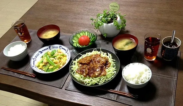 豚肉の生姜焼き、蟹とキヌサヤのマヨ炒め、トマトとキュウリのサラダ、じゃがいものお味噌汁、ご飯、菊芋茶|pentarouさん