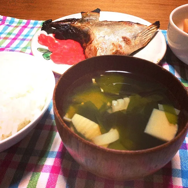 【今夜のウチご飯】かんぱちカマ焼，大根と人参と椎茸の煮しめ，若竹汁，ご飯。帰るのが遅くなりこの時間の晩ご飯でしたが，ほっこりうまうま〜。筍うましっっ！！|takuya KAWANOさん