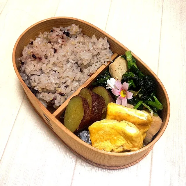 今日のお弁当！鶏肉と菜の花のニンニク炒め、さつまいものレモン煮、卵焼きd(^_^o)|mamigoさん