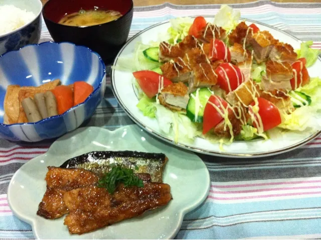 さんま照り焼き・さつま揚げゴボウ人参煮物・チキンカツサラダ・なめこワカメ味噌汁|まーままさん