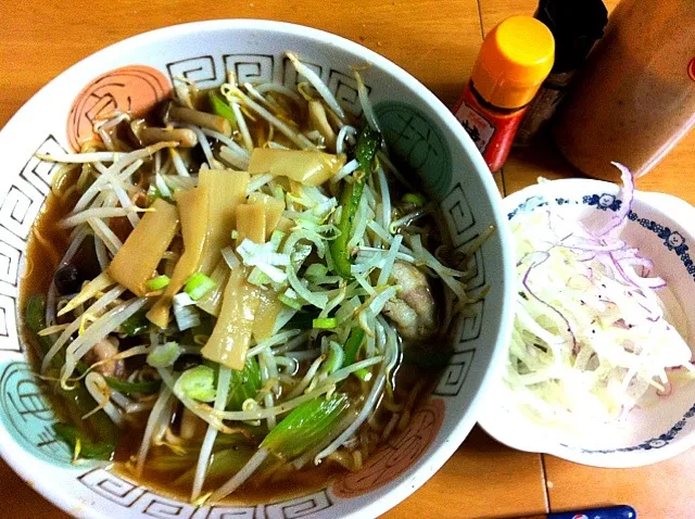 野菜たっぷりラーメンと玉ねぎサラダ|kanameさん