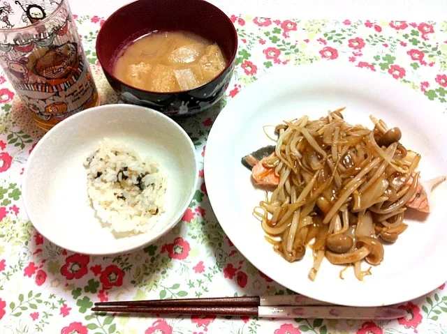 わかめご飯、鮭のもやしきのこあんかけ、玉ねぎと油揚げのお味噌汁|まいか*kmicsさん