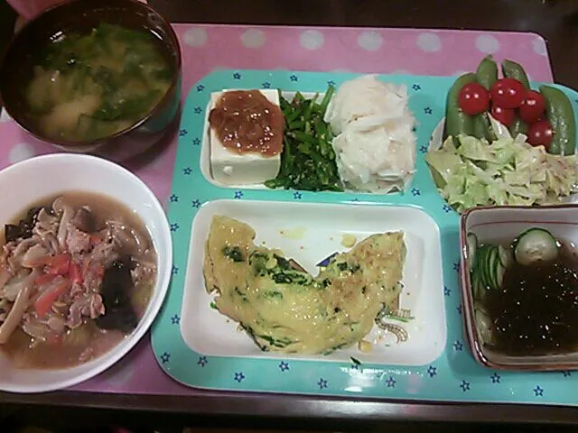 ほうれん草のオムレツ&ほうれん草のおひたし&ほうれん草の味噌汁&ナメタケのせ冷奴&シュウマイ&もずくキュウリ&エンドウ豆サラダ|クラキティさん