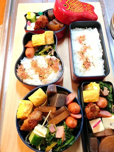 Snapdishの料理写真:三人分のお弁当♪|さくたえさん