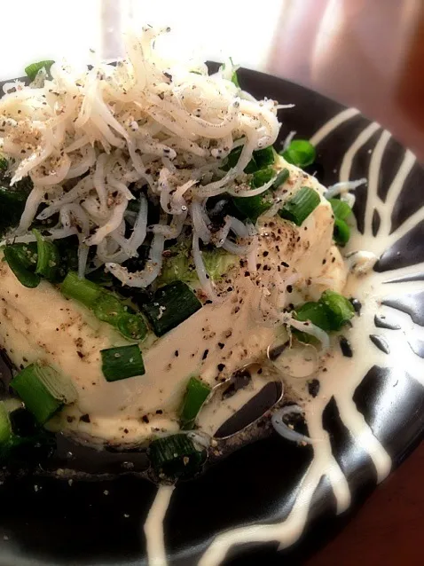 humongousfungusサンのネギ塩豆腐 tofu with salted chives|ららさん