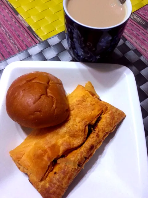 Snapdishの料理写真:Meat Curry Puff & Curry Bun.|Sudirmanさん