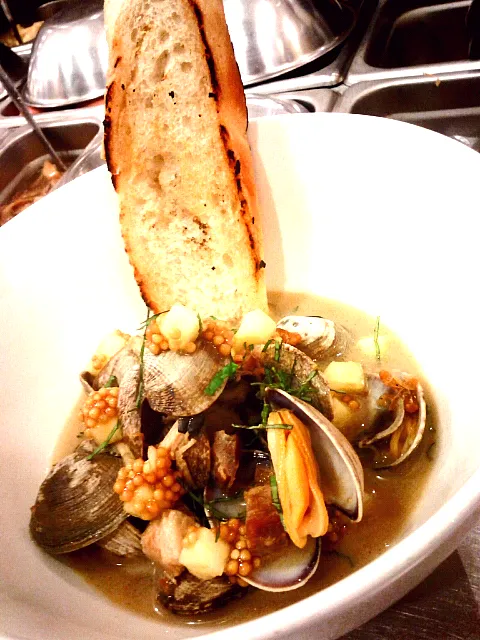 clams with Chinese bacon, pickled mustard seeds, Asian pear, and fresh mint|travis masarさん