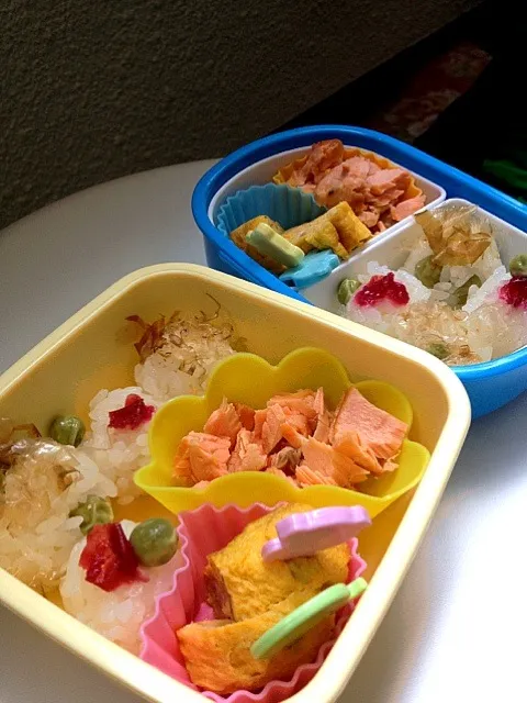 Snapdishの料理写真:豆ご飯のおにぎりのシンプル弁当♪|MAMさん