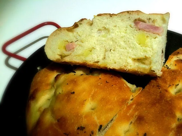 Snapdishの料理写真:Focaccia con patate e prosciutto cotto (じゃがいもとハム入りフォカッチャ)|小鍋 (pentolina)さん