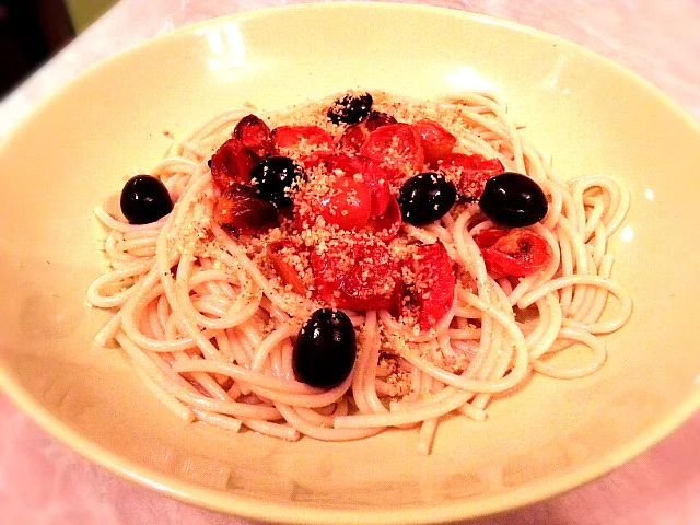 Whole-grain pasta with roasted cherry tomatoes, olives and vegan parmesan (walnuts, cashew, yeast etc.)|Danielaさん