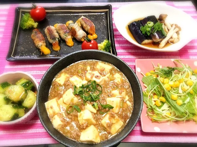 麻婆豆腐、豚肉の大葉チーズ巻き焼き、ナスの焼き浸し、サラダ、キュウリの漬物❤|ゆぅこさん