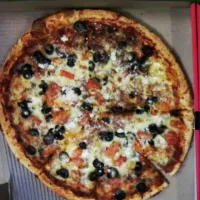 Snapdishの料理写真:kalamata pizza|Gregoryさん