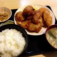 本日のサービス定食B(醤油味唐揚X5、梅しそササミカツ、カニクリームコロッケ、ライス大盛無料)