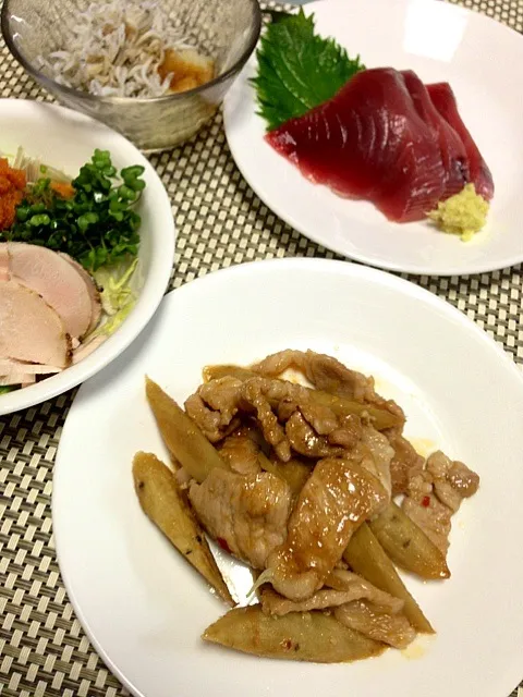 Snapdishの料理写真:豚肉と牛蒡の辛味噌炒め、鰹の刺身、ジャコおろし|純子さん