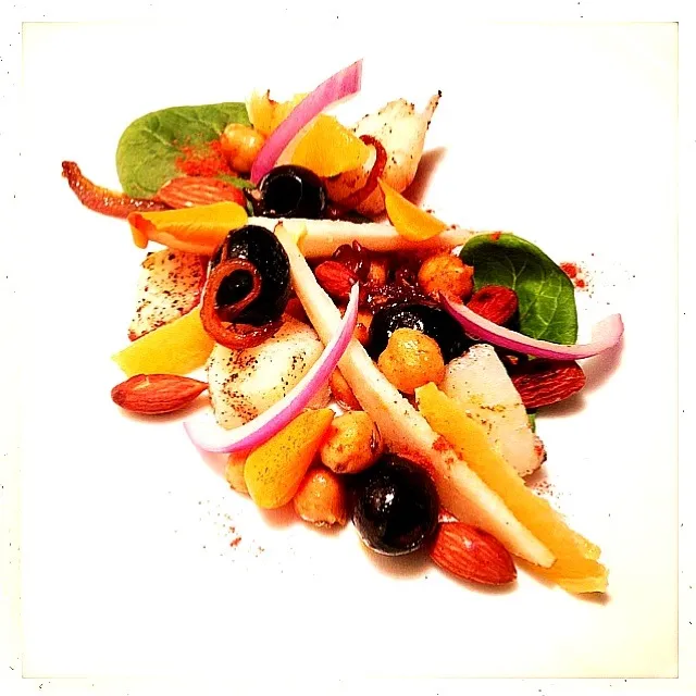 VANILLA BATATA. BLACK OLIVE. ALMOND. PEAR. ORANGE. GARBONZO. SPANISH ONION. SPINACH|GREG ARNOLDさん