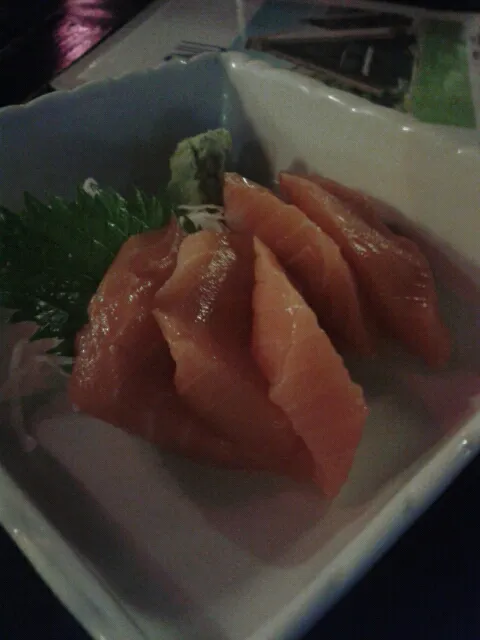 salmon sashimi|fiona leukaさん