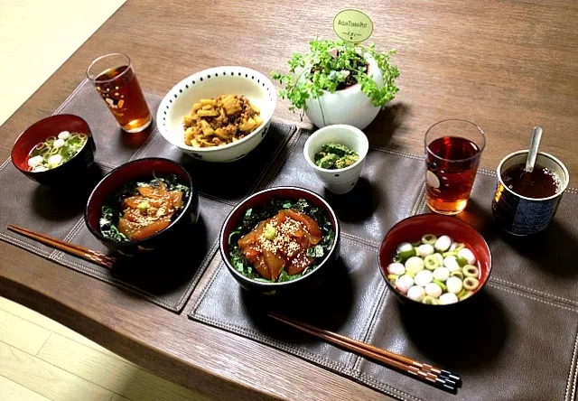 漬けまぐろ丼、蓮根と豚ミンチのきんぴら、オクラの胡麻和え、手毬麩のおすまし、菊芋茶|pentarouさん