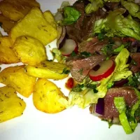 Snapdishの料理写真:Beef salad and roasted oven potato's|Jessikaさん