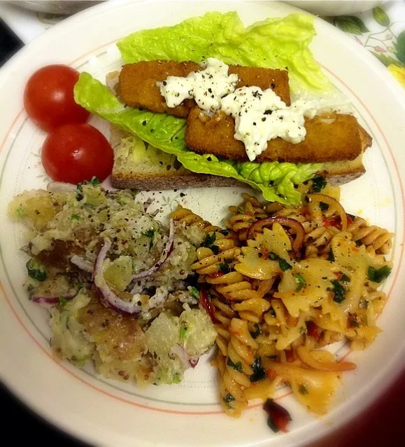 ＃夕飯  Fish finger on Sourdough パン  ぽてサラ  Roast Red Pepper ペーストパスタ|ずきみくさん