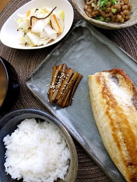 サバ塩定食 / サバ塩焼き・煎りゴボウ・白菜の浅漬け・ナメタケ納豆・インゲンと椎茸の味噌汁・銀シャリ😄|naomi tさん