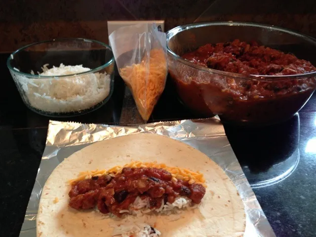 Left over chili, rice and cheese = yummy burritos!|@gmikulskyさん