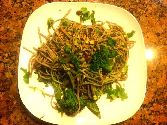 Snapdishの料理写真:Buckwheat noodles, veggies, peanuts, egg, pad thai Sauce|Mario M. Gonzalezさん