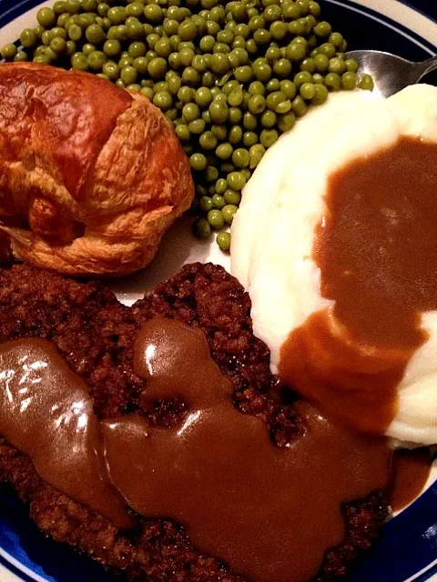 Chicken fried steak, mashed potatoes & brown gravy, petit peas, and croissant.|Elise Templetさん