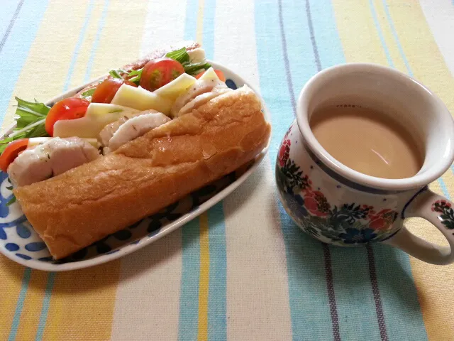 130405 今日のぶらんち　鶏ハムバゲットサンド、カフェオレ|EUREKAさん