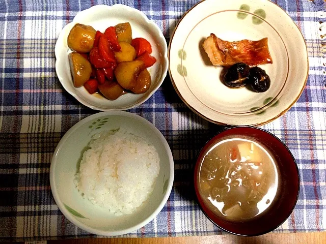 Snapdishの料理写真:ご飯、味噌汁、魚の煮付け、里芋の煮っころがし|ピンコさん