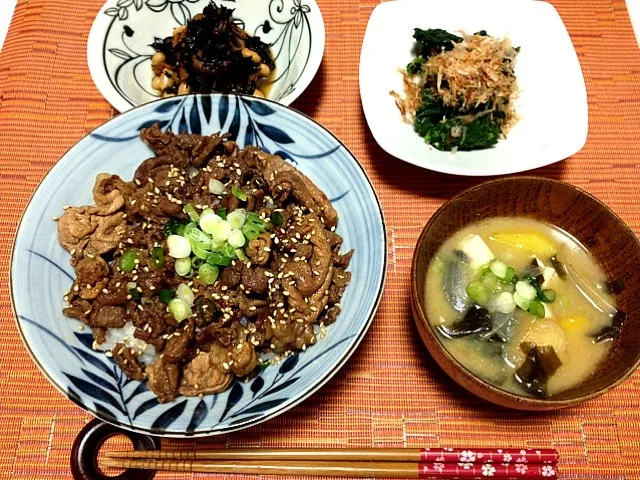 牛肉の甘辛丼、ほうれん草のお浸し、ひじきの煮物(残り)、お味噌汁♡|yuiさん